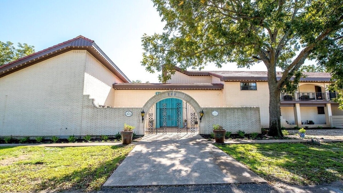 Mount Vernon House | Spanish Style Mansion in NE Tx - Reunions, Group/Corp Retreats, Couples Weekend
