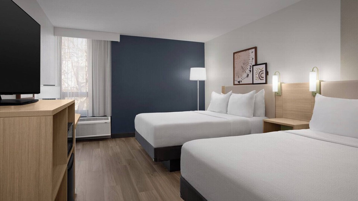 Montbello Hotel | Spark by Hilton Denver East I 70