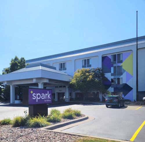 Ashwaubenon Hotel | Spark by Hilton Green Bay