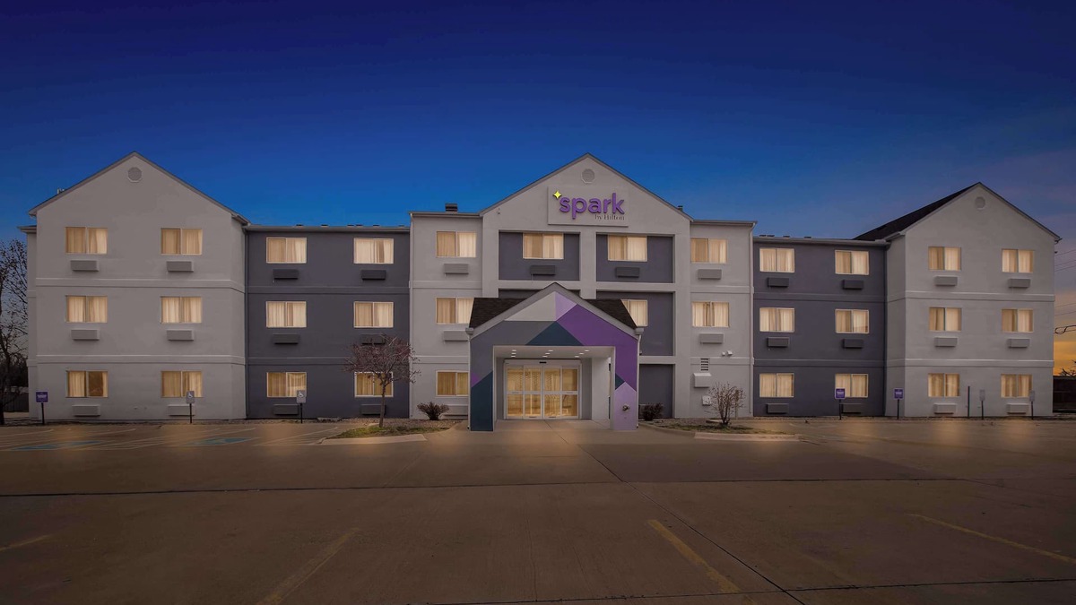 Quad Cities Hotel | Spark by Hilton Moline Quad Cities