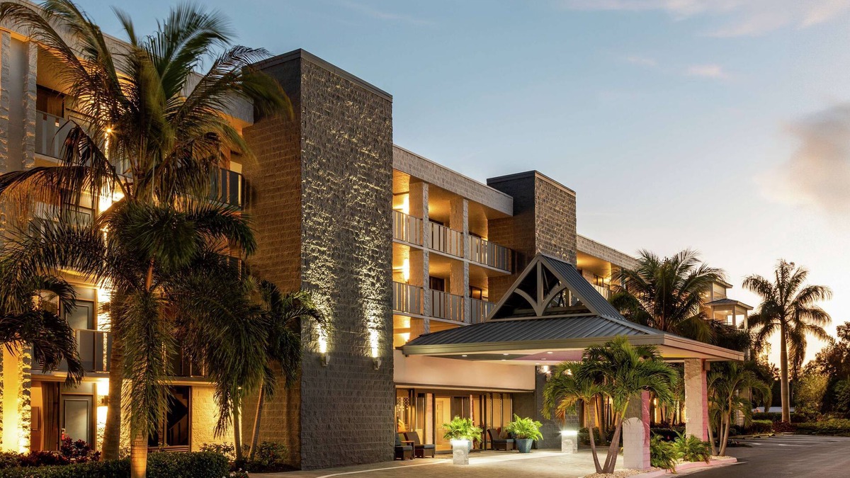Gulf Gate Estates Hotel | Spark by Hilton Sarasota Siesta Key Gateway