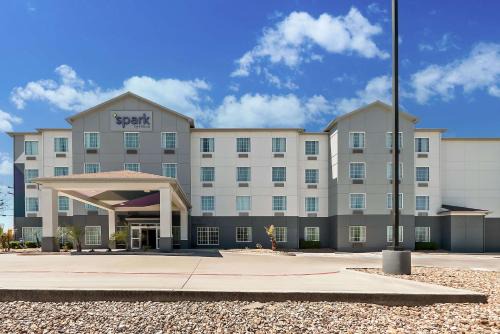 Selma Hotel | Spark by Hilton Selma