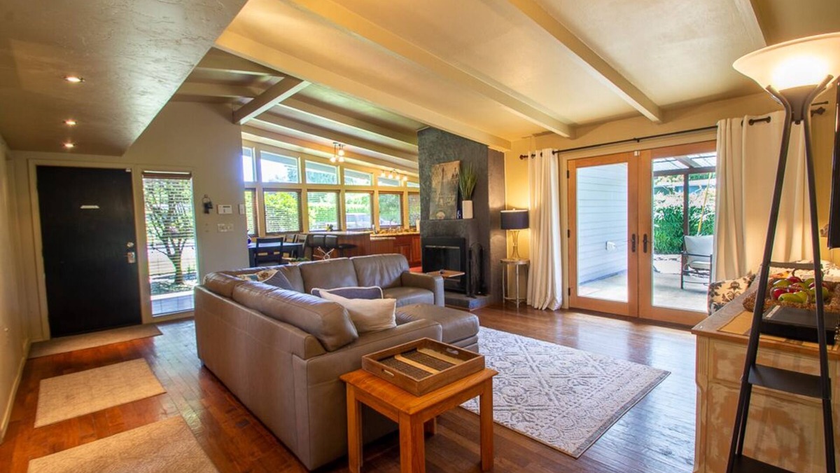 Eugene House | Sparkling Clean Mid Century Modern Home in Ferry Street Bridge Area