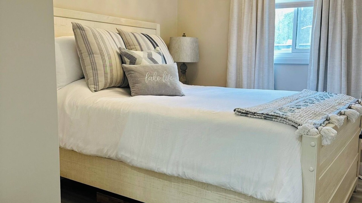Gravenhurst Resort | Sparrow Lake Gem! Come stay at Muskoka Beach House Restaurant and Resort