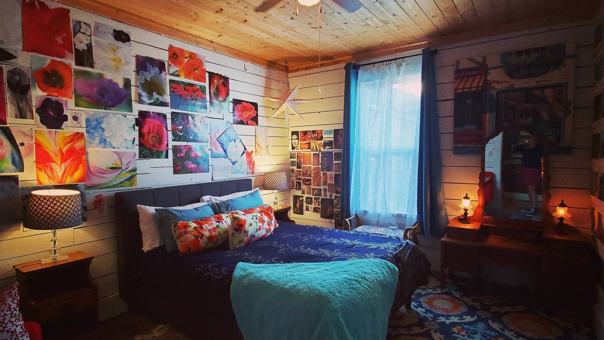 North Bend Apartment | Sparrow's Nest Charming Vintage Apartment with Bay Views