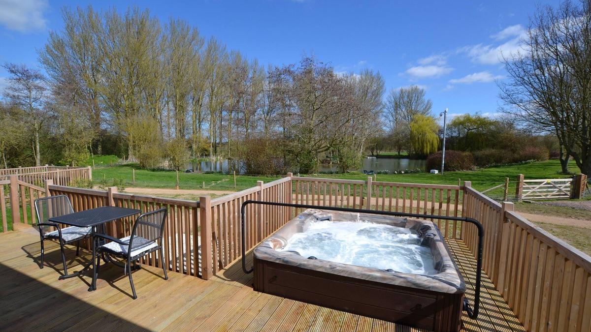 Henton Apartment | Sparrowhawk Luxury Lodge with Sauna and Hot Tub