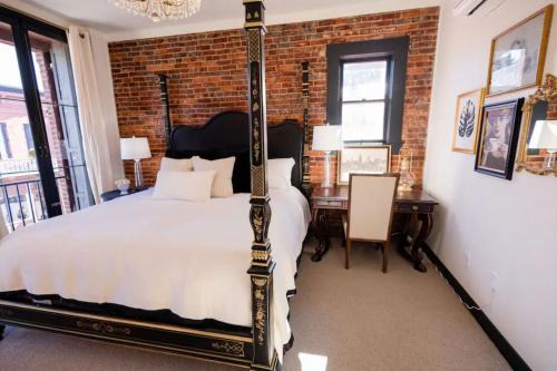 Nevada City Hotel | Speakeasy King Suite (Rm1)