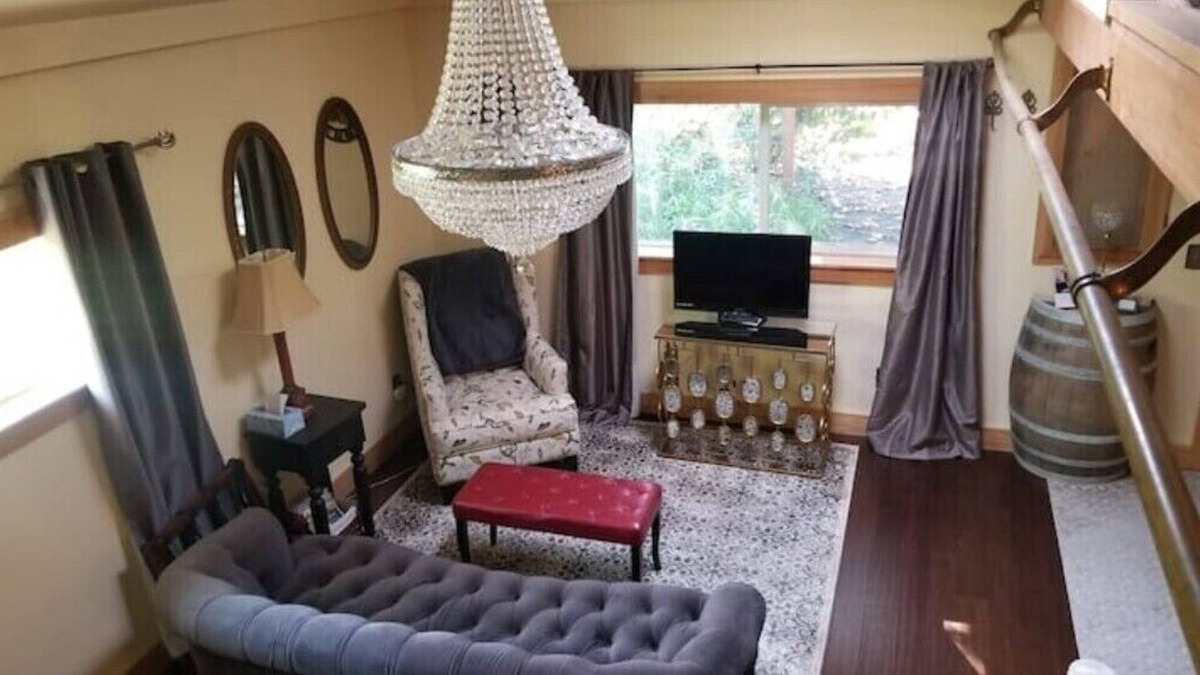 Friendly Apartment | Speakeasy Studio w Kitchen & Laundry in the Friendly Neighborhood