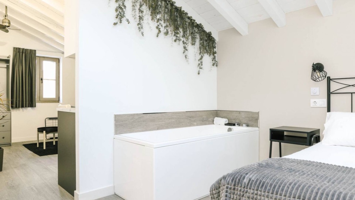 Villaverde de Pontones Apartment | Special studio for couples with individual hydromassage bathtub.