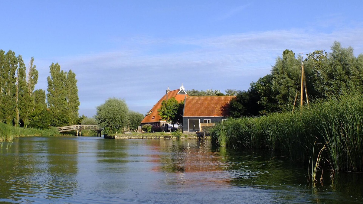 Idsegahuizum House | Special holiday home on the water with its own jetty and boat
