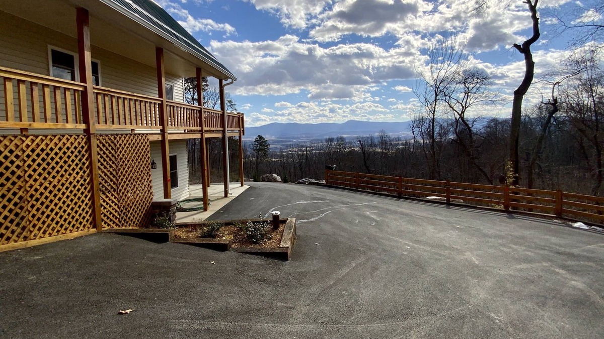 Luray Cabin | Special May pricing! Shenandoah Retreat- Hot Tub, Fast Wi-Fi, EV Charger!