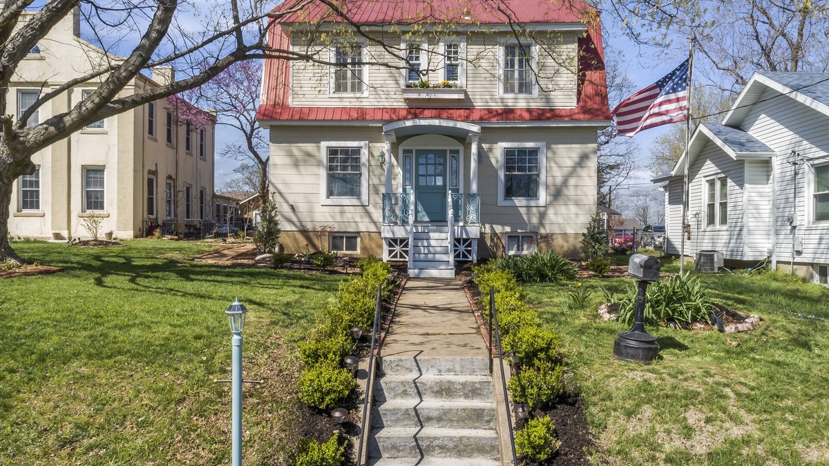 Cape Girardeau House | Special Offer for Weekly & Monthly Stays in August & September at "Brickyard"
