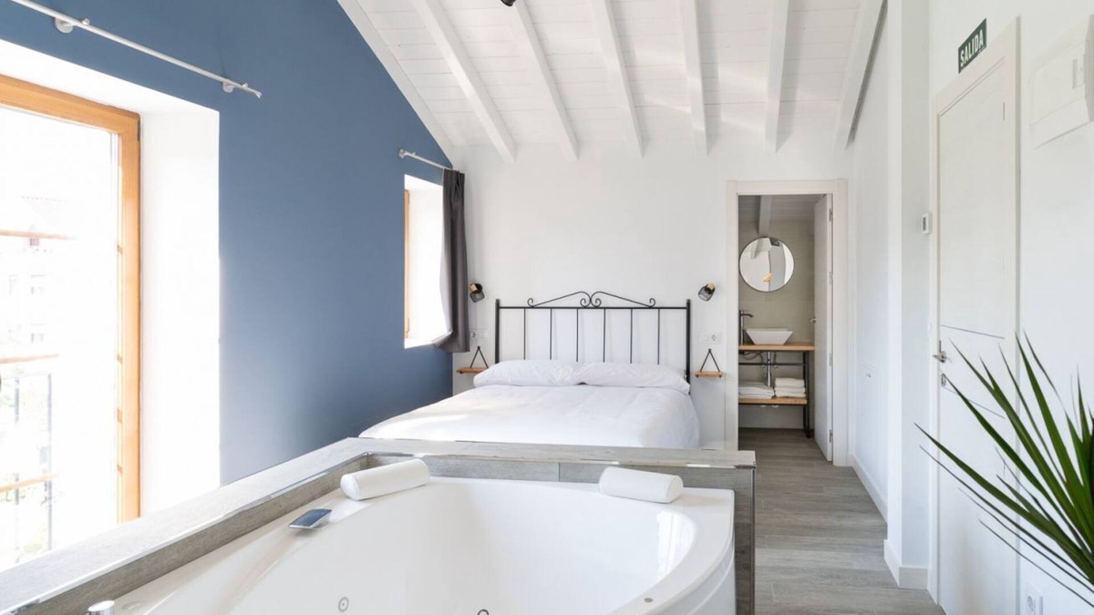 Villaverde de Pontones Apartment | Special studio for couples with double whirlpool tub and views of the main garde