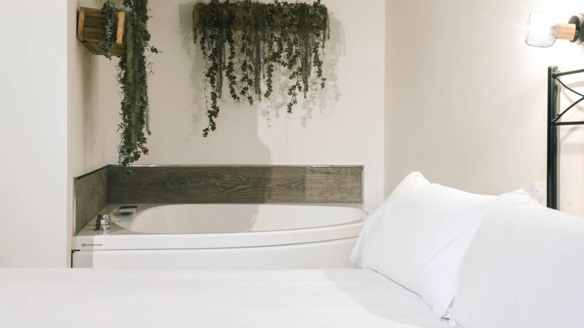 Villaverde de Pontones Apartment | Special studio for couples with double whirlpool tub and balcony.