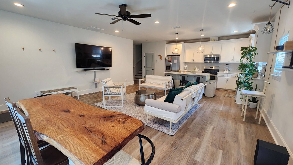 Tallahassee House | SPECIAL SUMMER PRICING: Stylish 3BR/3.5BA, Walk to Whole Foods, Restaurants