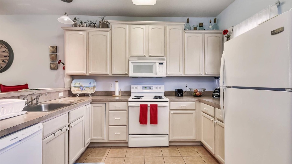 Villages of Five Points Condo | *SPECIALS AVAILABLE NOW!* LINENS & ACTIVITIES INCLUDED*! MINI WEEKS AVAILABLE ALL YEAR! 4 NIGHT MINIMUM! The Perfect Summer Get-away Destination!