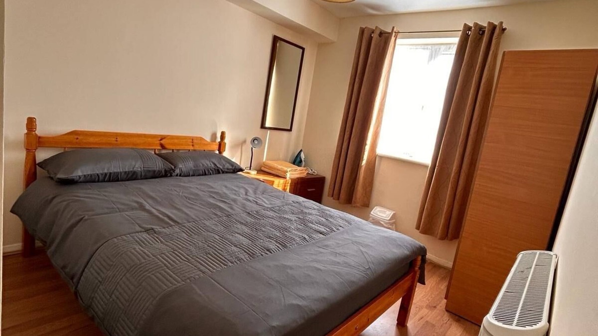 Goodmayes Apartment | specious 1 Bed Apartment with parking & free wifi 5 minute Goodmayes station