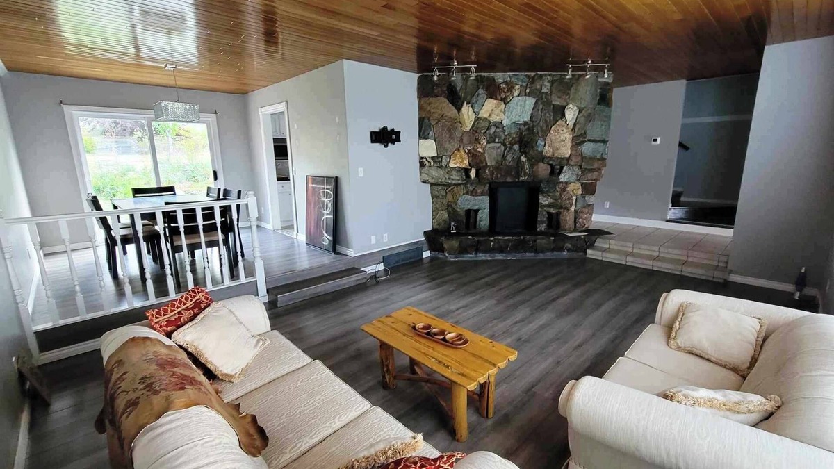 Kamloops House | Specious Kamloops House for relaxation with great view in prestigious Sahali.
