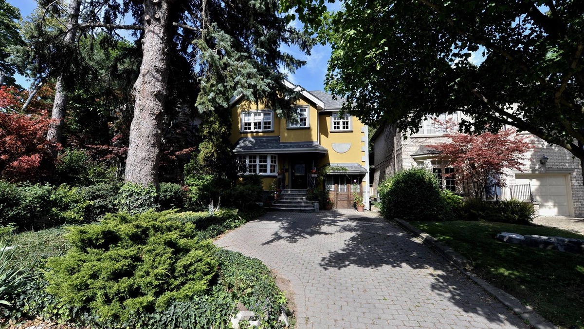 East York Apartment | Specious one bedroom apartment in upscale neighbourhood in Leaside Toronto.