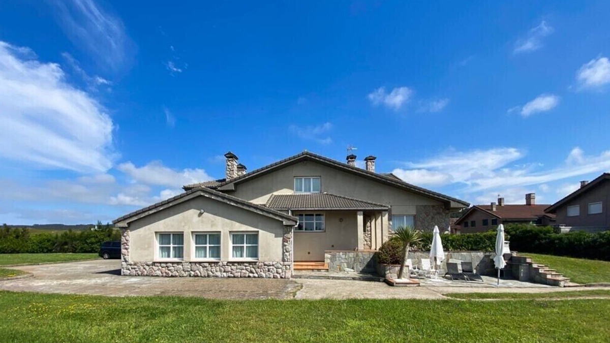 Gozon House | Spectacular individual Villa in private urbanization with pool and beach