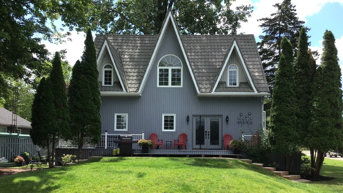 Turkey Point House | Spectacular 4-season home, seconds from the beach. (Pet friendly!).