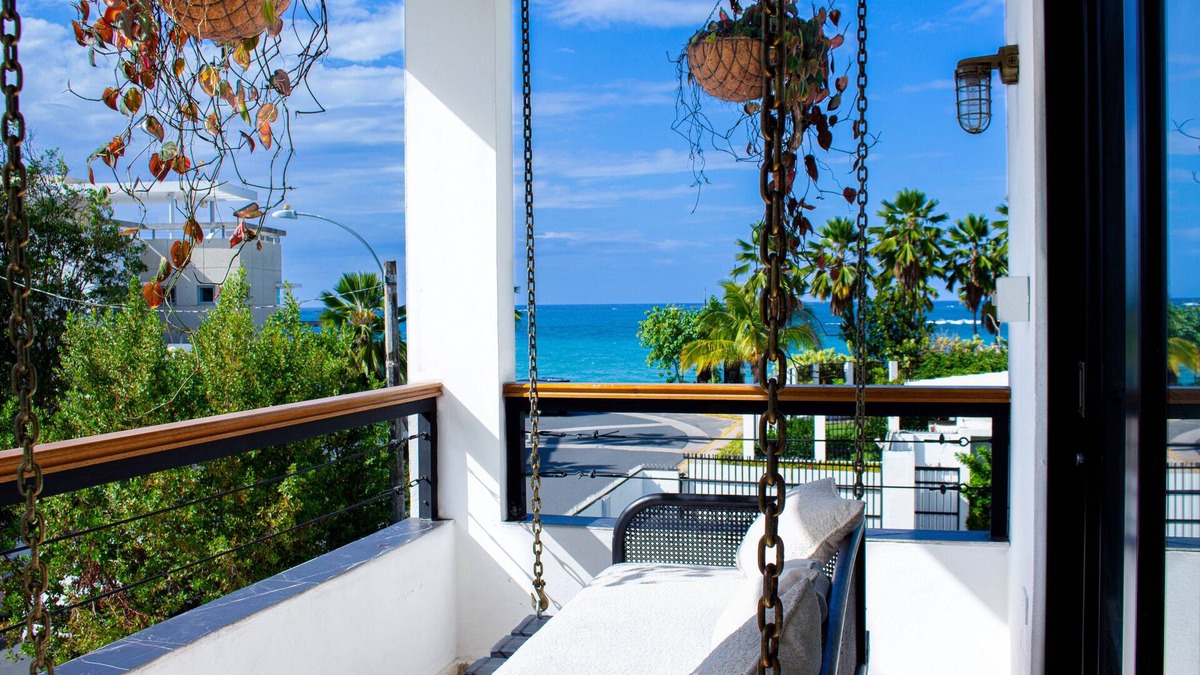 San Juan House | Spectacular 4000 ft2 Renovated Luxury Beach Villa Azure Stunning Interior Design