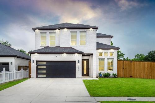 West Dallas House | Spectacular 4BRs Home in Downtown Dallas