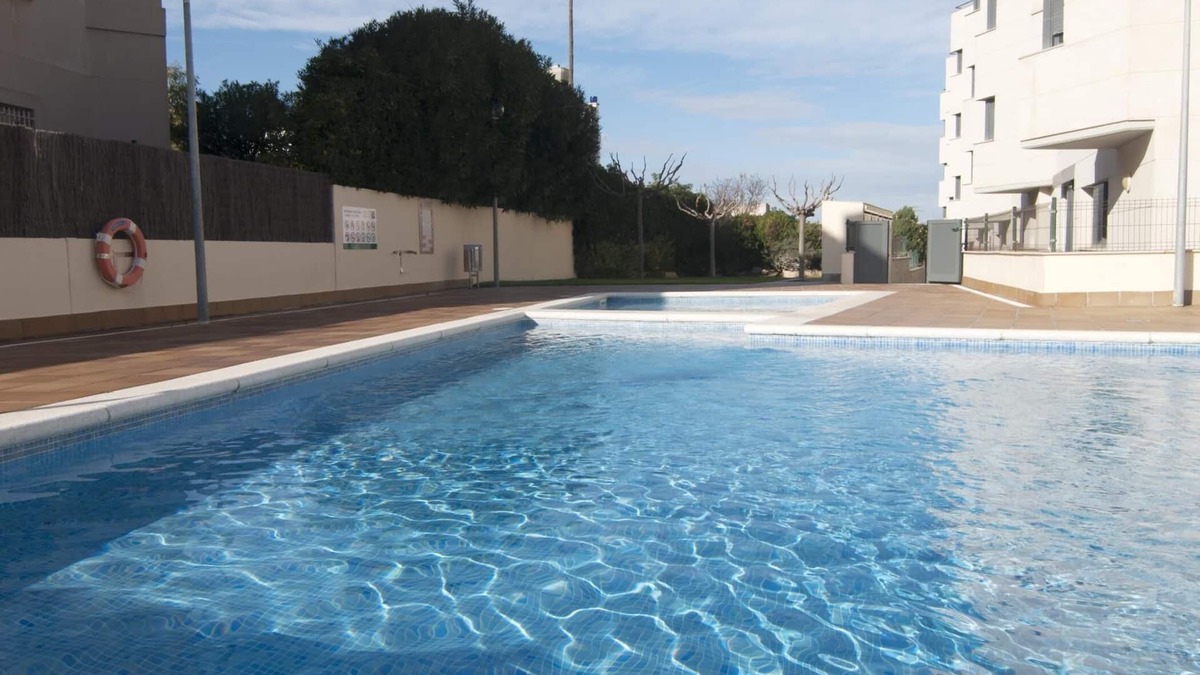 L'Escala Apartment | Spectacular apartment with communal pool and views of the port