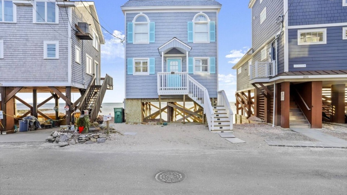 Fairfield House | Spectacular direct waterfront with rooftop hot tub 360 degree views.