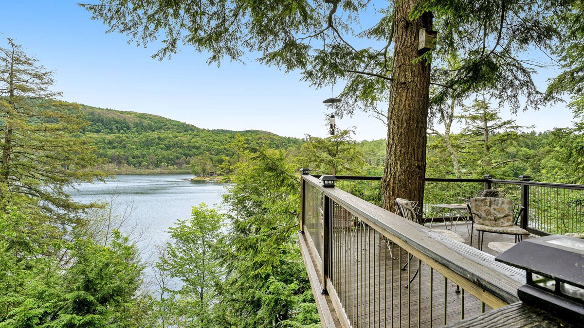 Hubbardton House | Spectacular dog-friendly lakefront house with washer/dryer & fast WiFi