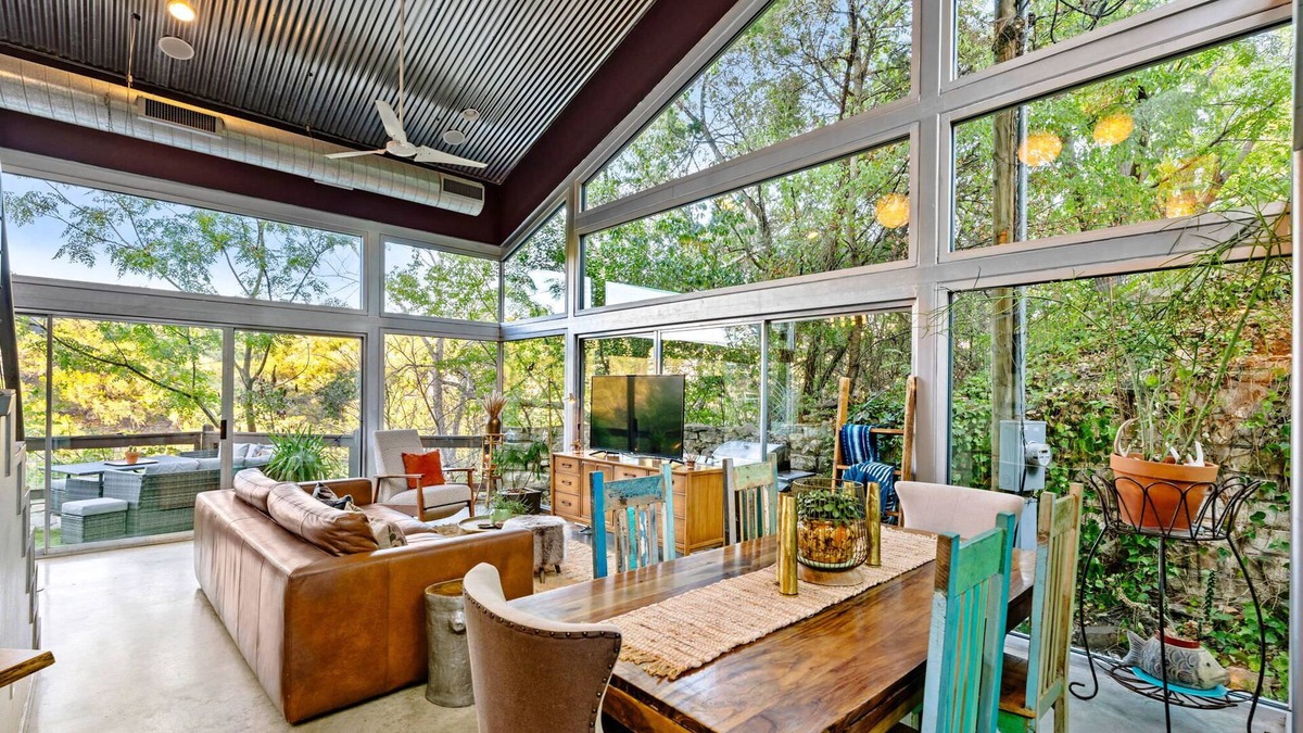 Apache Shores House | Spectacular Glass-Walled Home in the Heart of Hill Country! Close to Lake Travis