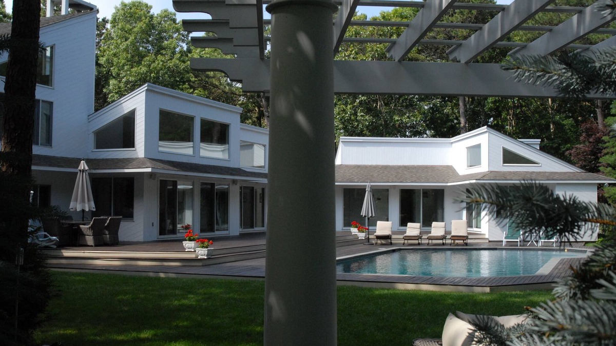 Quogue House | Spectacular Hamptons Contemporary Set in a Private Retreat.
