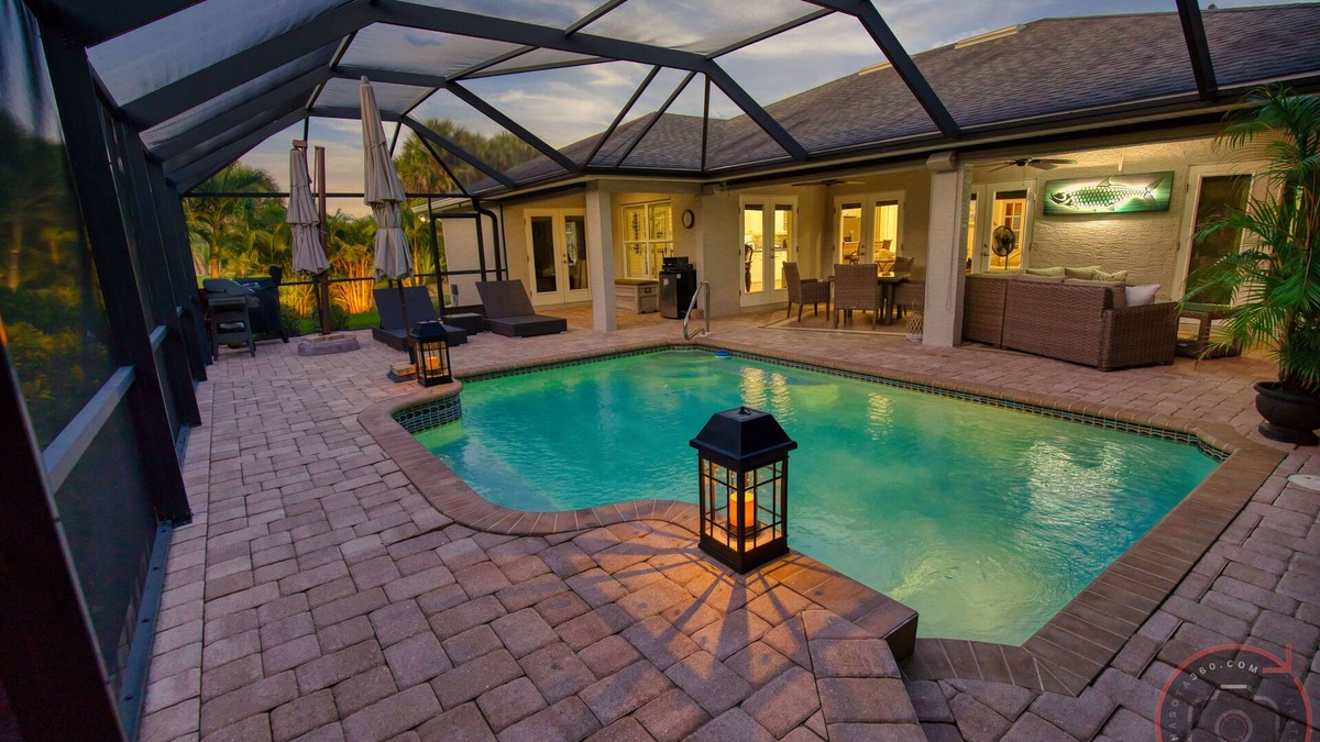 Pinehurst House | Spectacular Heat Pump Pool/Lanai, 4 bed/2 Bath Home only 10 min from 5 beaches