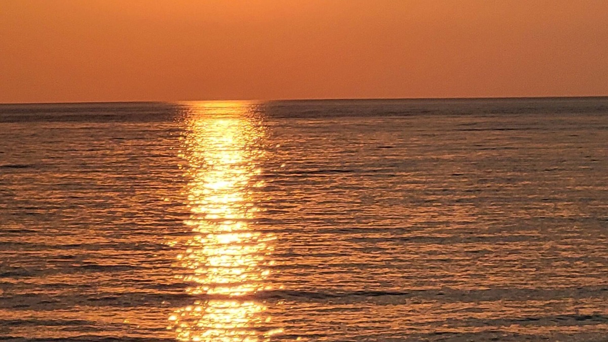 North East Cottage | Spectacular Lake Erie Sunsets with beach access
