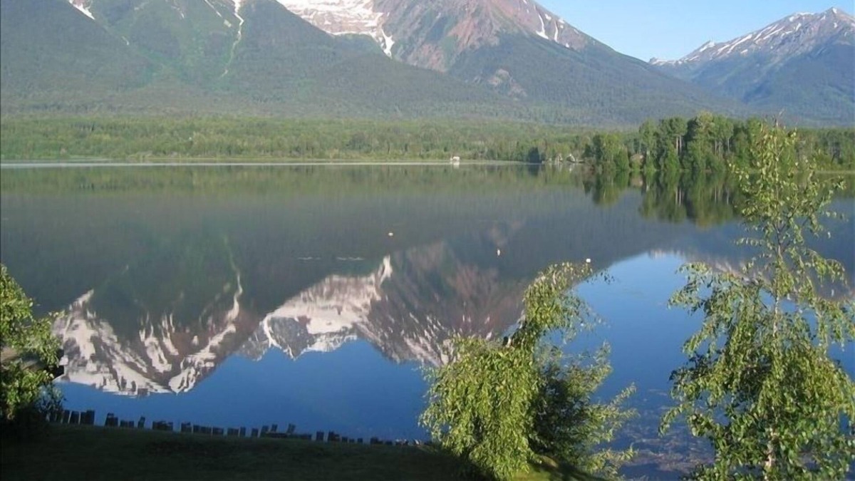 Smithers House | Spectacular Lake Front Log Cabin