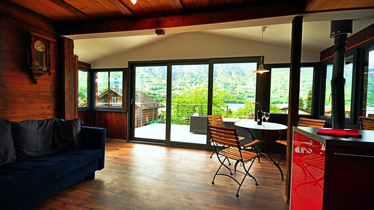 Boenigen Ski Chalet | Spectacular Lake Views. Fully equipped for your holiday needs. Sleeps 5