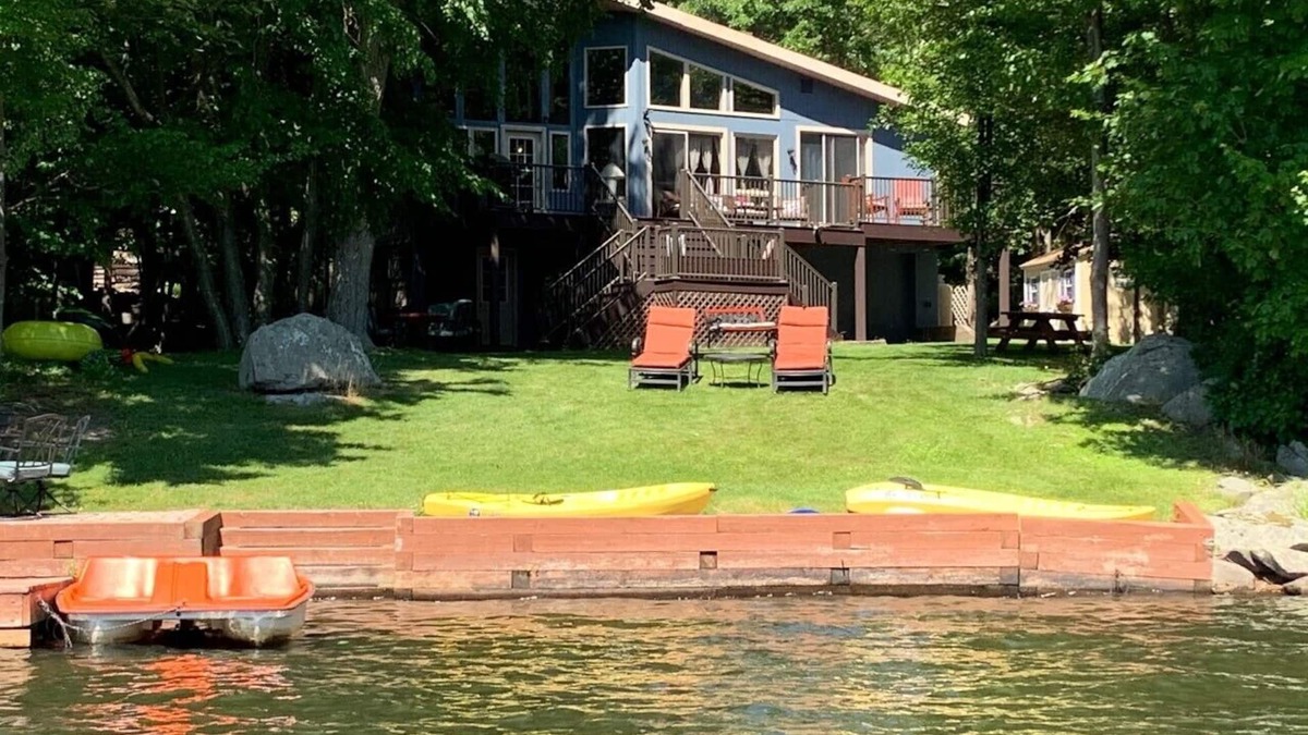 Hamlin House | SPECTACULAR LAKEFRONT HIDEOUT RESORT-A/C- SWIM+ GOLF-KAYAK-ROWBOAT-BEACH