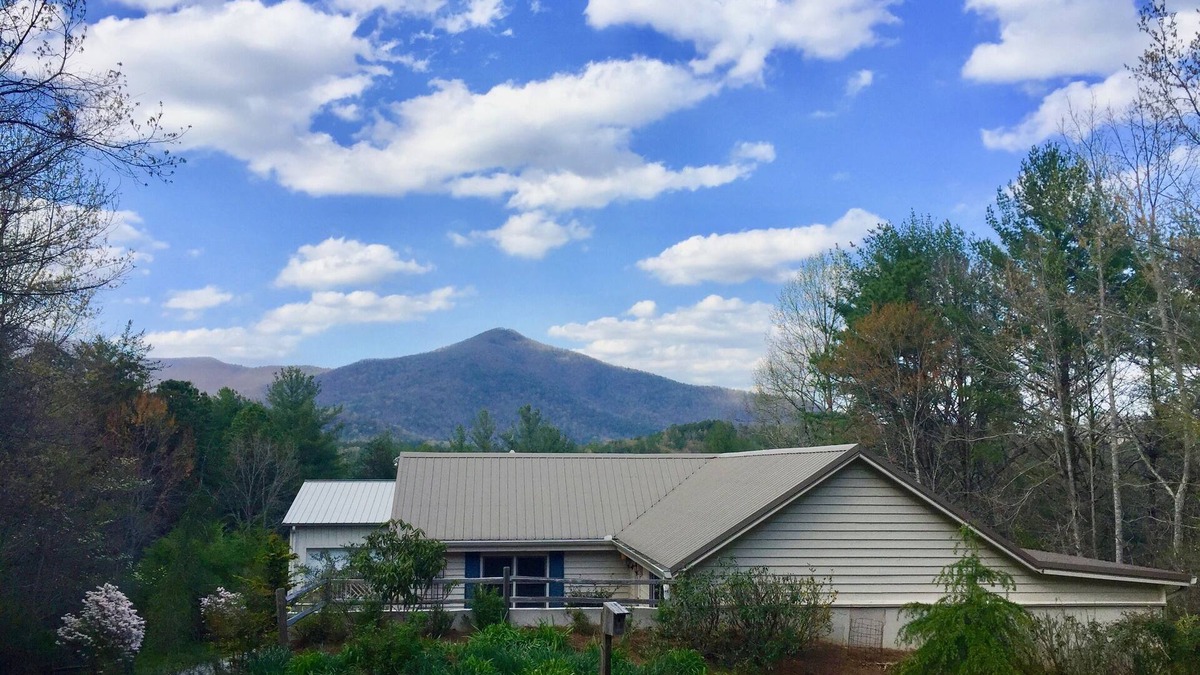 Sautee Nacoochee Cottage | Spectacular Mountain Views of Tray & Chimney Mountains