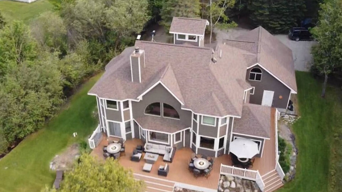 Mullett Lake House | Spectacular Mullett Lakefront Vacation Home