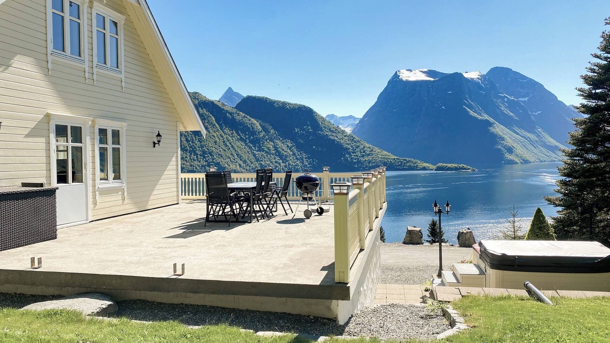 Saebo House | Spectacular Norwegian Fjord with unbeatable view, sauna and hot tub