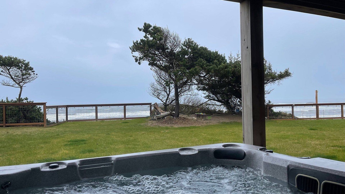 Seal Rock House | Spectacular Ocean Front Home - 30+ Night Stays! Hot Tub, Dog Friendly!