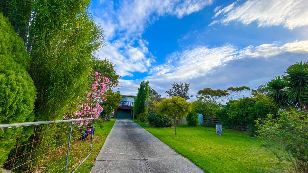 Coronet Bay House | Spectacular ocean, mountain and farm views at Karinya Beach House