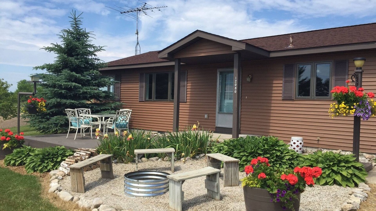 Atwood House | Spectacular Orchard and Lake views with Magnificent Sunsets!