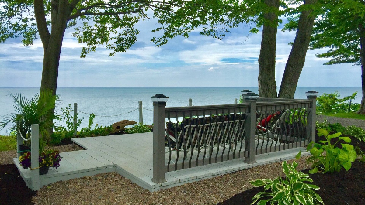 Waterport House | Spectacular Panoramic Lake Views in Romantic, Private Setting