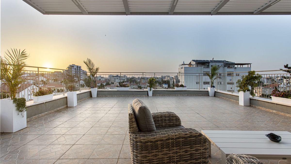 Rehovot Apartment | Spectacular Penthouse with Huge Front & Rear Rooftops.