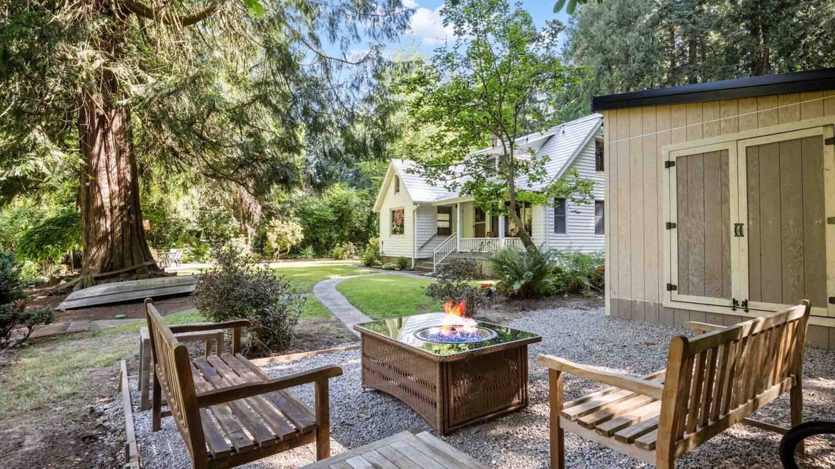 Stafford - Tualatin Valley House | Spectacular Riverfront Setting, Pet Friendly, EV Charger, Fire-Table, Sauna, BBQ Overlooking River