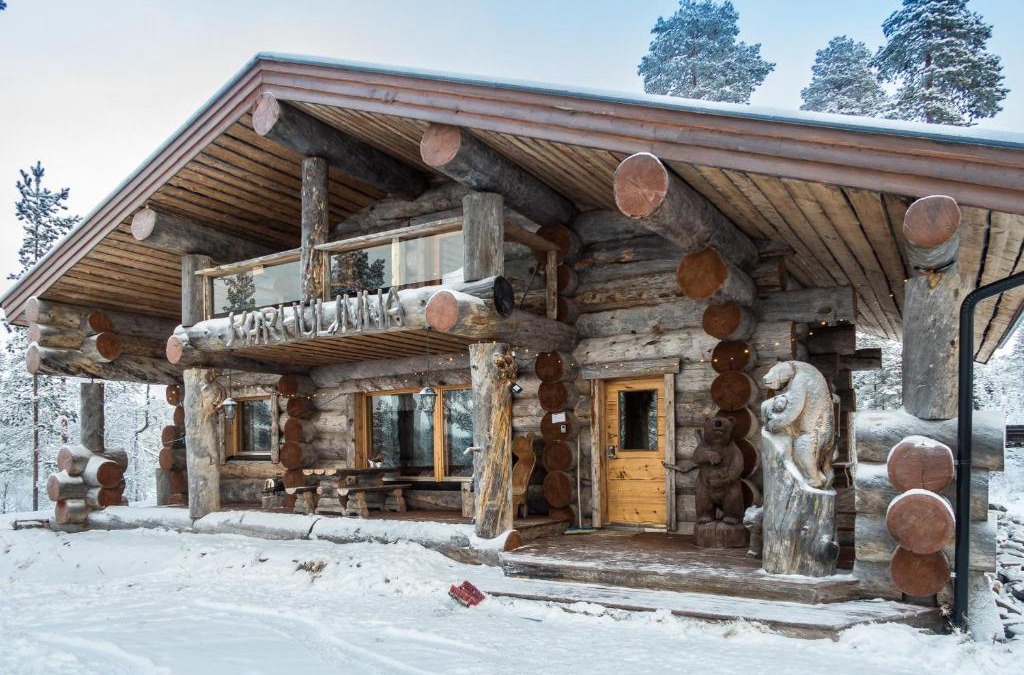 Kuusamo House | Spectacular Rural Log House with 2 Saunas next to a beautiful lake