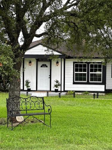 Carmine House | Spectacular Secluded Cottage in Round Top, Texas