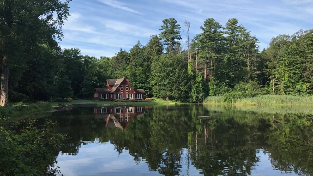 Lee House | Spectacular setting on your own private lake close to it all!