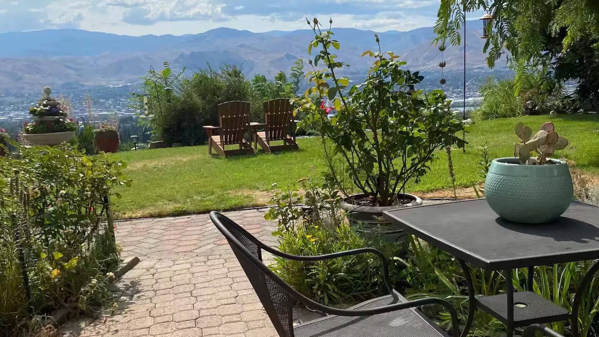 East Wenatchee Apartment | Spectacular skyline, river views from lovely yard. Bright and beautiful space.